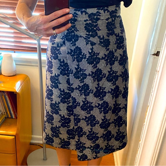 Halogen faux wrap lined midi skirt, sz 8, navy floral velvet, so soft! BNWOT - Picture 3 of 10